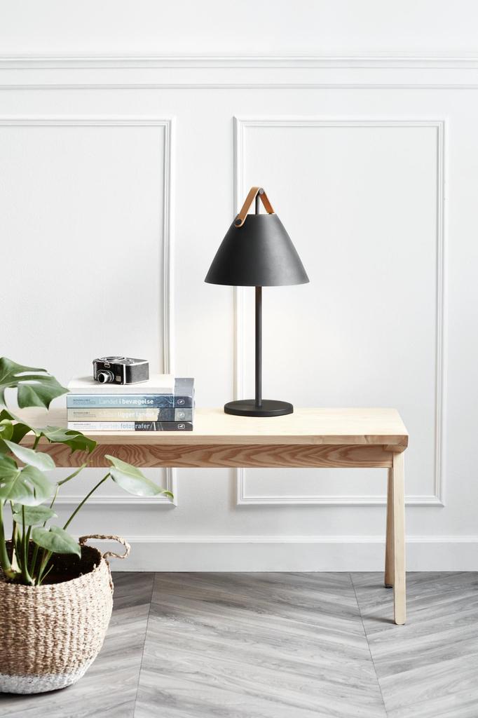 DFTP Strap Sort Bordlampe - Nordisk elegance med læderdetaljer