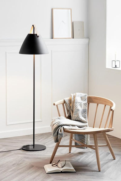 DFTP Strap Sort Gulvlampe - Nordisk design med læderdetaljer