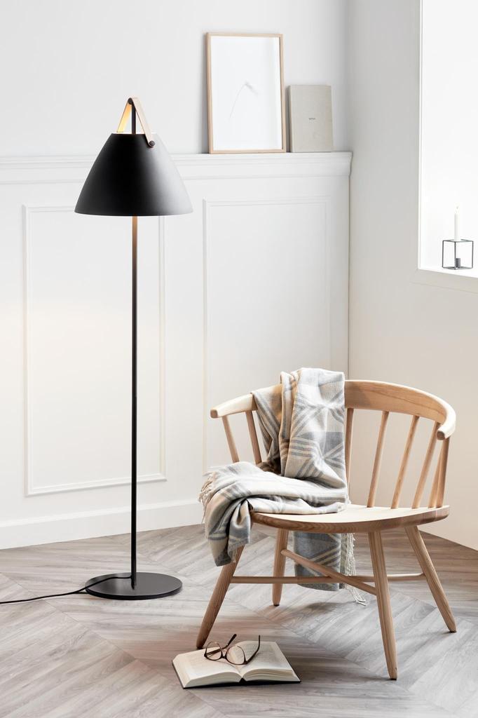 DFTP Strap Sort Gulvlampe - Nordisk design med læderdetaljer
