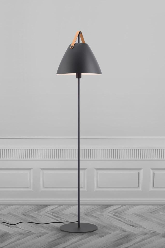 DFTP Strap Sort Gulvlampe - Nordisk design med læderdetaljer