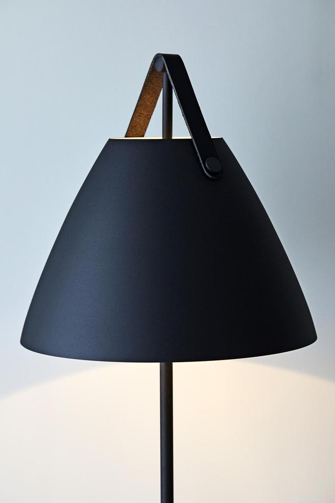 DFTP Strap Sort Gulvlampe - Nordisk design med læderdetaljer