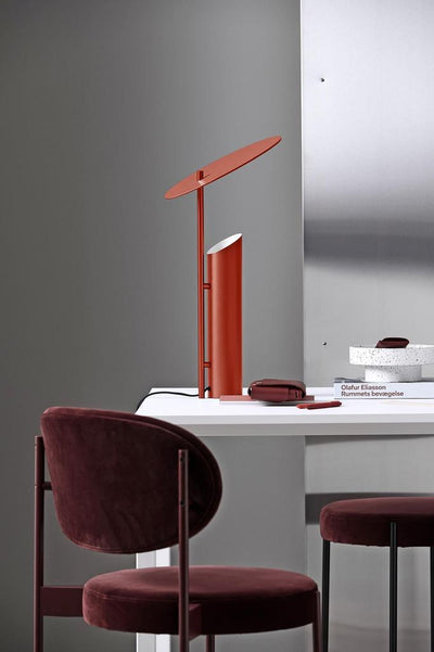 VERPAN REFLECT RØD BORDLAMPE - Ikonisk design med reflekteret lys