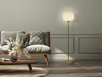 LIGA MAGNUS MESSING GULVLAMPE - Elegant rumbelysning med messing og opalglas