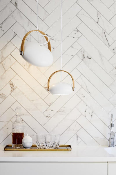 HALO DESIGN D.C HVID M/EGETRÆ Ø18 PENDEL - Dansk designklassiker med fleksibelt lys
