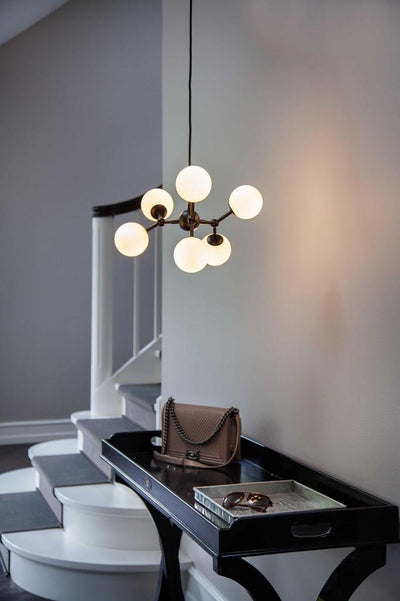 HALO DESIGN ATOM MINI OPAL LYSEKRONE - Fleksibel og moderne lysekrone med opalglas