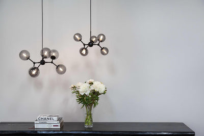 HALO DESIGN ATOM MINI SMOKE LYSEKRONE - Fleksibel og moderne lysekrone med røgfarvet glas