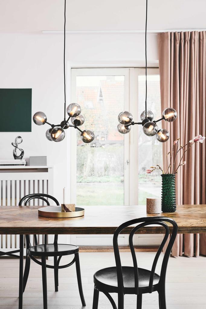 HALO DESIGN ATOM MINI SMOKE LYSEKRONE - Fleksibel og moderne lysekrone med røgfarvet glas