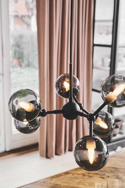 HALO DESIGN ATOM MINI SMOKE LYSEKRONE - Fleksibel og moderne lysekrone med røgfarvet glas