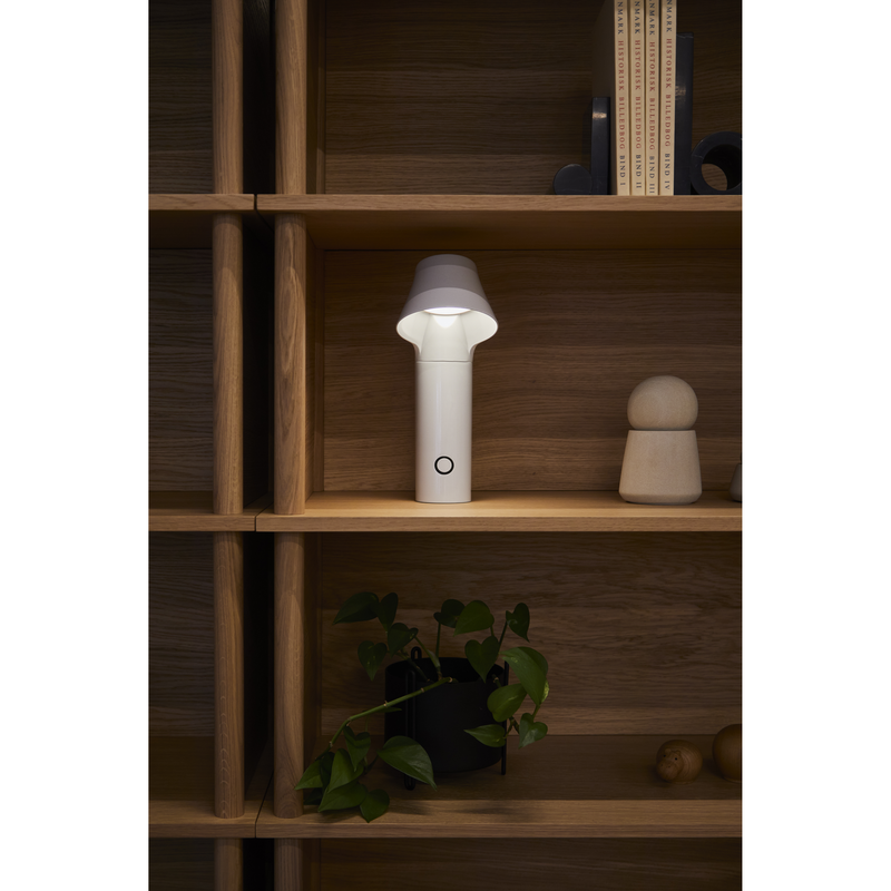 Loom Design Willow Just White – elegant og fleksibel bærbar lampe