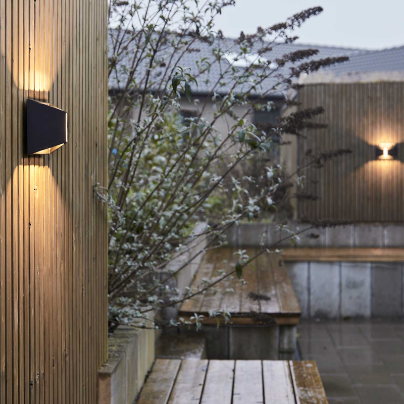 Loom Design The X – Sort LED væg-/loftslampe til udendørs brug