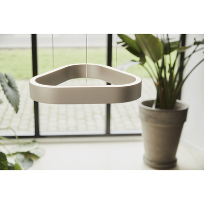 Loom Design Trigon Sospensione – Soft Ivory luksus i pendelform