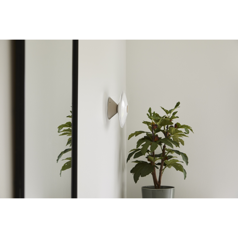 Loom Design Solene Wall – Soft Ivory væglampe med touch‑dæmpning