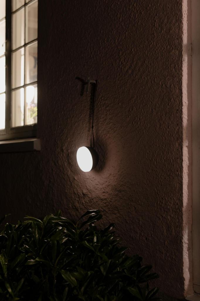 NEW WORKS SPHERE ADVENTURE LIGHT MØRK BRONZE BÆRBAR LAMPE - Lysende skulptur til eventyr
