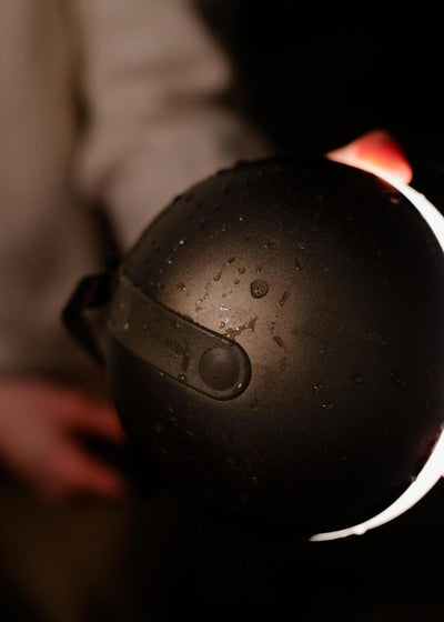 NEW WORKS SPHERE ADVENTURE LIGHT MØRK BRONZE BÆRBAR LAMPE - Lysende skulptur til eventyr
