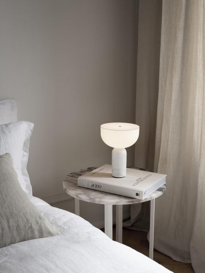 KIZU BORDLAMPE PORTALBE HVID