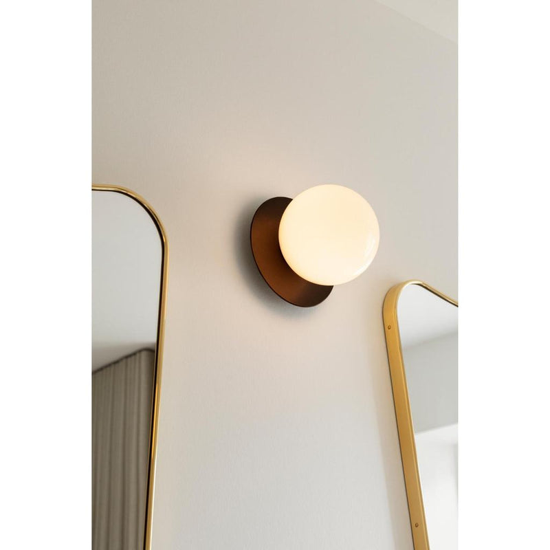 LIILA 1 MEDIUM VÆGLAMPE IP44 MØRK BRONZE/OPAL