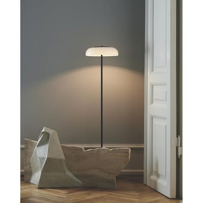 BLOSSI GULVLAMPE SORT/OPAL LED DÆMP