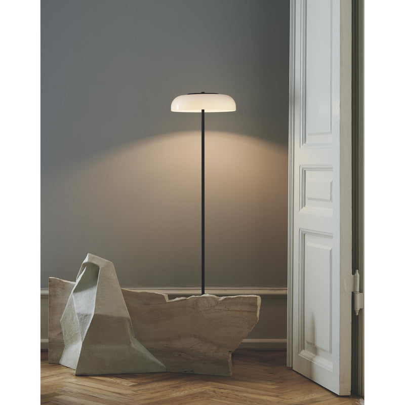 BLOSSI GULVLAMPE SORT/OPAL LED DÆMP