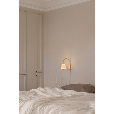 ASTEEA VÆGLAMPE SATIN MESSING/OPAL