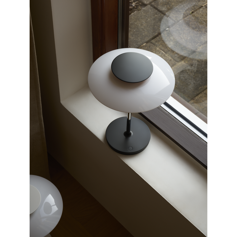 PH 80 Portable Bordlampe – Opal / Højglans Forkromet – Poul Henningsen – Louis Poulsen