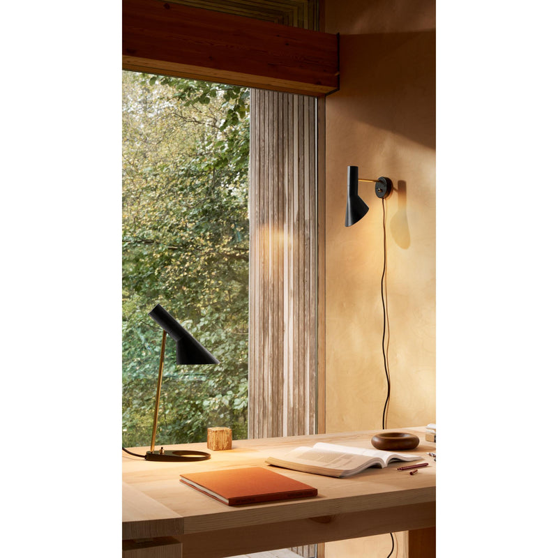 Louis Poulsen AJ Mini Bordlampe – Messing/Sort | Ikonisk design i kompakt størrelse