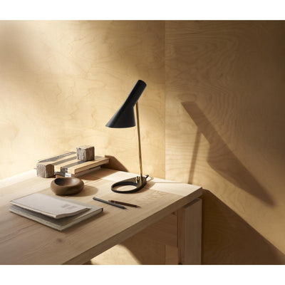 Louis Poulsen AJ Mini Bordlampe – Messing/Sort | Ikonisk design i kompakt størrelse