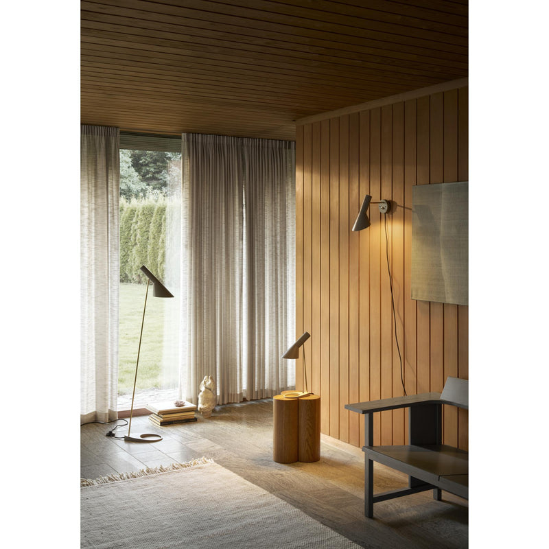Louis Poulsen AJ Gulvlampe – Messing/Sort | Ikonisk dansk design af Arne Jacobsen