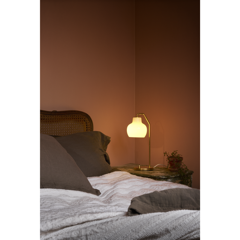 VL RINGKRONE BORDLAMPE MESSING/OPAL GLAS