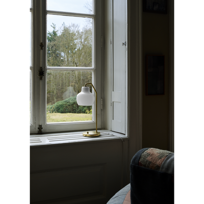 VL RINGKRONE BORDLAMPE MESSING/OPAL GLAS