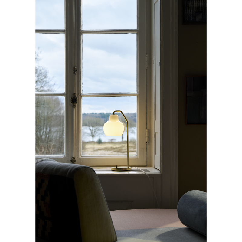 VL RINGKRONE BORDLAMPE MESSING/OPAL GLAS