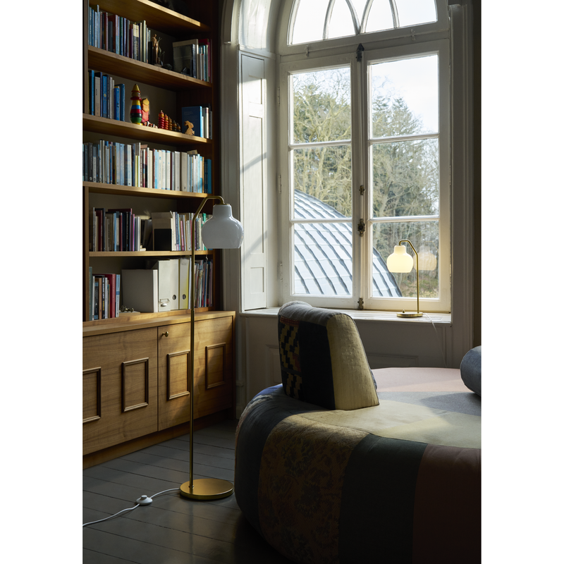 VL RINGKRONE BORDLAMPE MESSING/OPAL GLAS