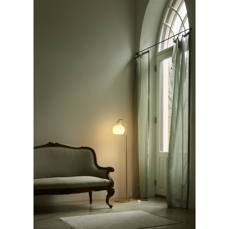 VL RINGKRONE GULVLAMPE MESSING/OPAL GLAS