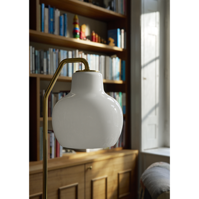 VL RINGKRONE GULVLAMPE MESSING/OPAL GLAS