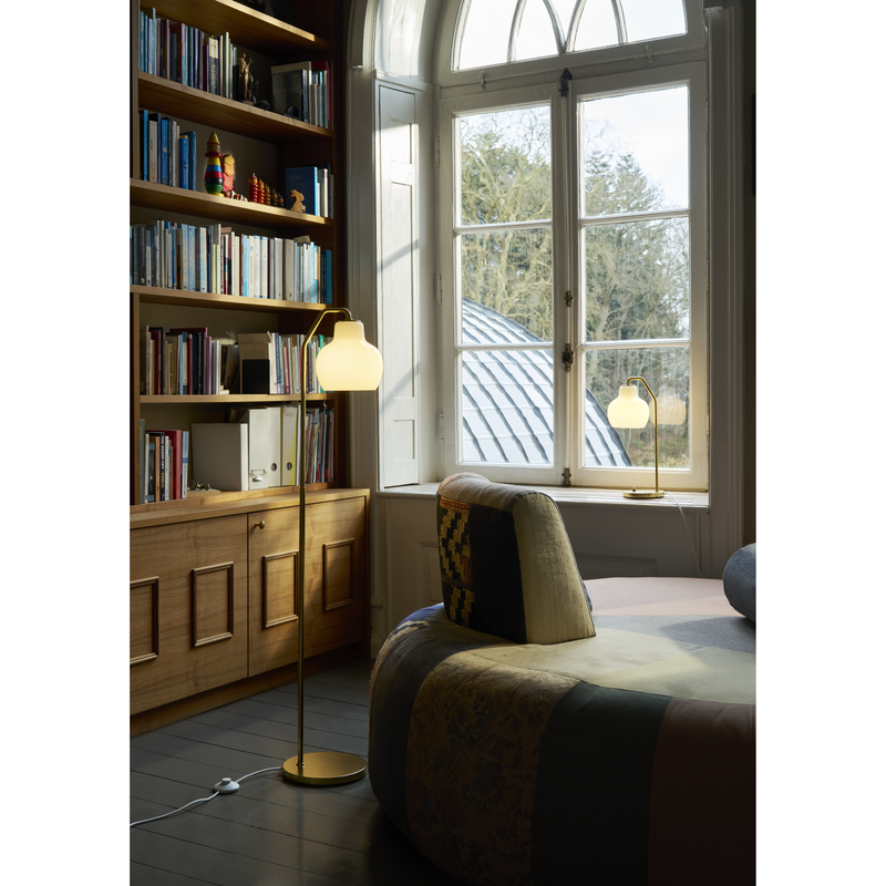  VL RINGKRONE GULVLAMPE MESSING/OPAL GLAS