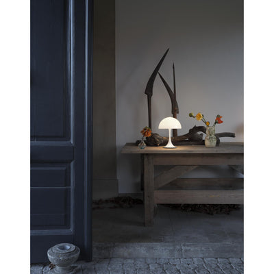 PANTHELLA 250 PORTABLE HVID OPALT AKRYL BORDLAMPE - Louis Poulsen