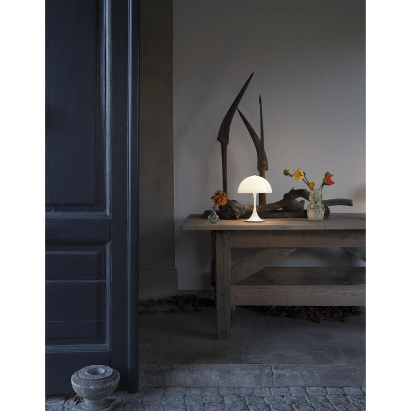 PANTHELLA 250 PORTABLE HVID OPALT AKRYL BORDLAMPE - Louis Poulsen