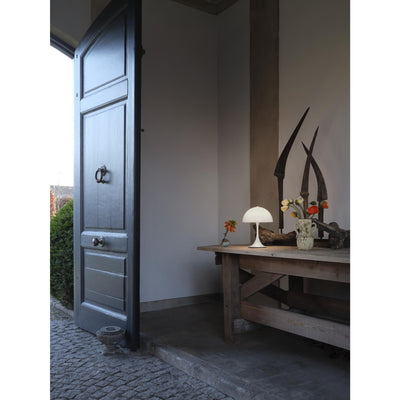 PANTHELLA 250 PORTABLE HVID OPALT AKRYL BORDLAMPE - Louis Poulsen