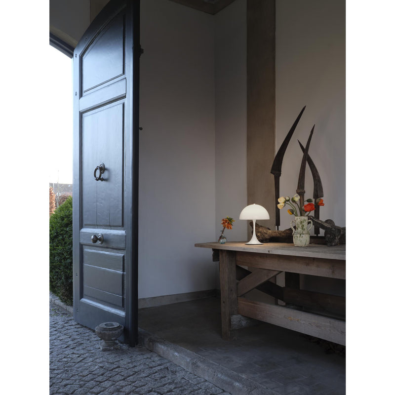 PANTHELLA 250 PORTABLE HVID OPALT AKRYL BORDLAMPE - Louis Poulsen