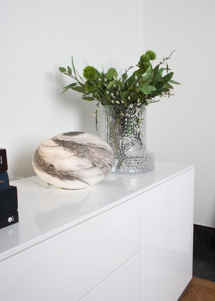 MIRA BORDLAMPE SORT/HVID