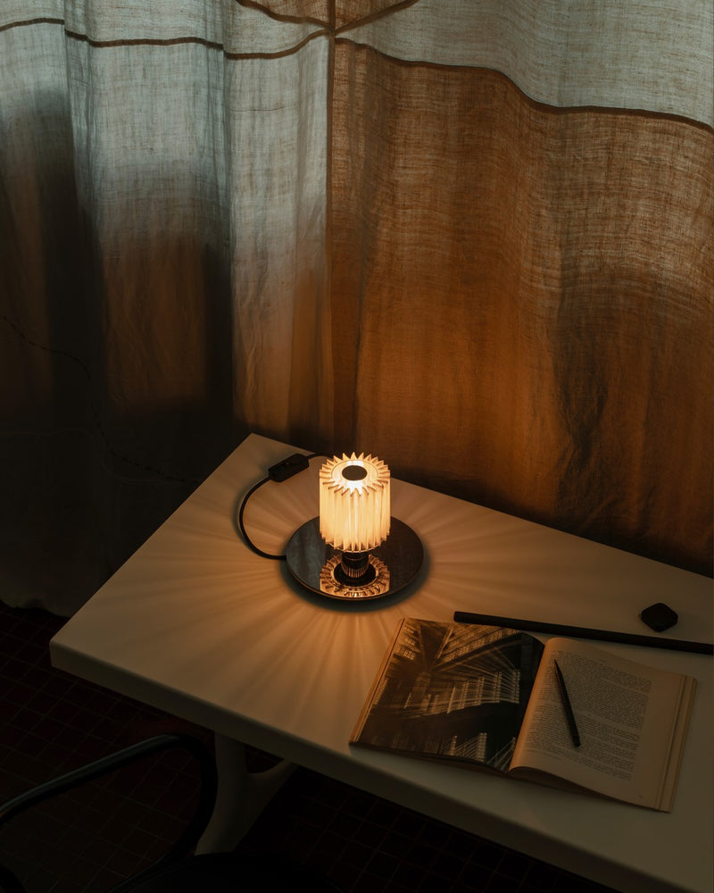 DCWéditions In The Sun 220 Bordlampe – Silver/Gold | Lampeagenten