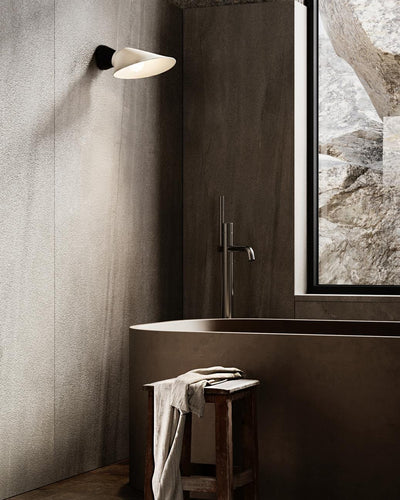 DCWéditions Plume Væglampe – Sort / Porcelæn