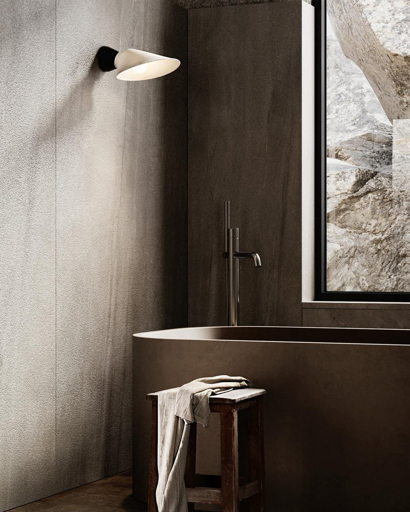 DCWéditions Plume Væglampe – Sort / Porcelæn