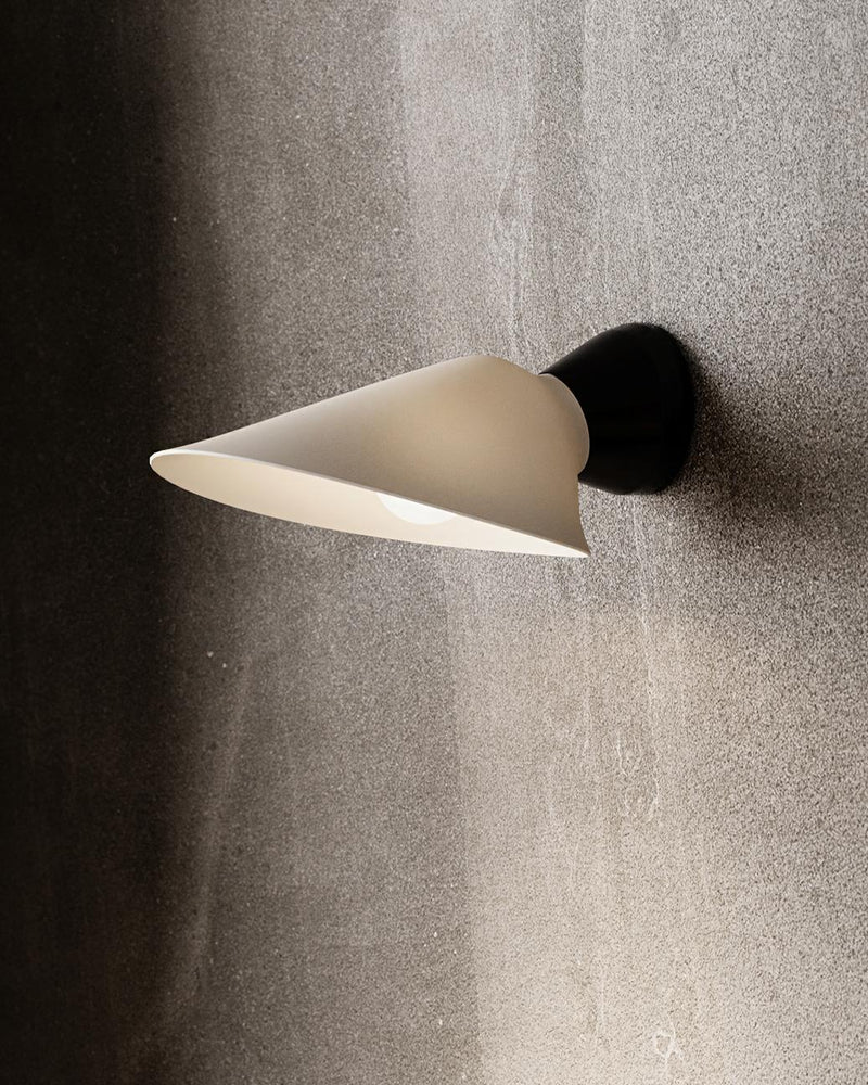 DCWéditions Plume Væglampe – Sort / Porcelæn