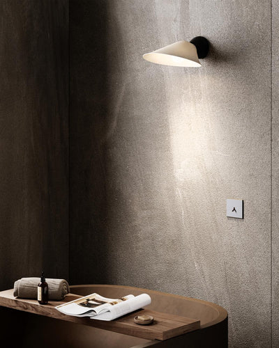 DCWéditions Plume Væglampe – Sort / Porcelæn