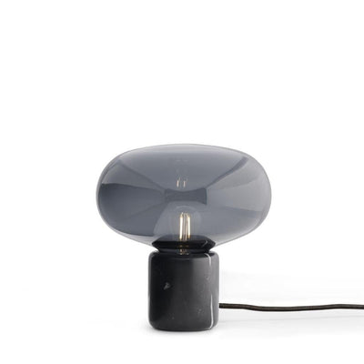 NEW WORKS KARL-JOHAN SORT RØGFARVET GLAS BORDLAMPE - Svampejagtens elegance i en bordlampe