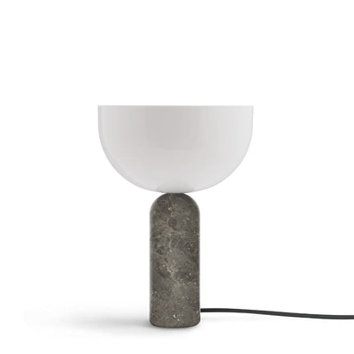 NEW WORKS KIZU LILLE GRÅ BORDLAMPE - En skulpturel balanceakt i mindre format