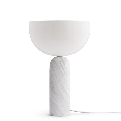 NEW WORKS KIZU STOR HVID BORDLAMPE - En skulpturel balanceakt