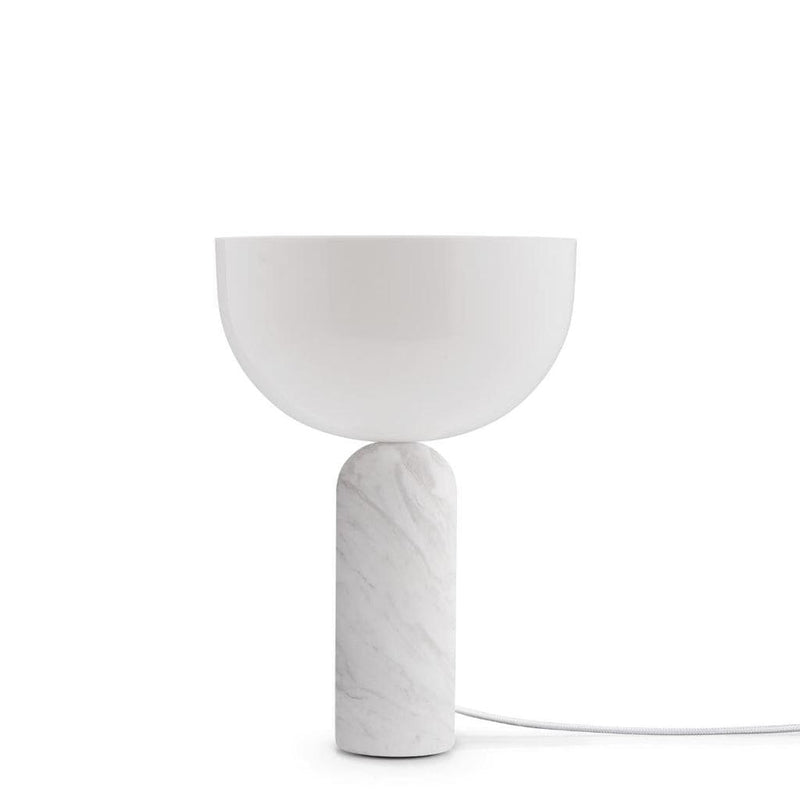 NEW WORKS KIZU LILLE HVID BORDLAMPE - En skulpturel balanceakt i et rent, hvidt udtryk